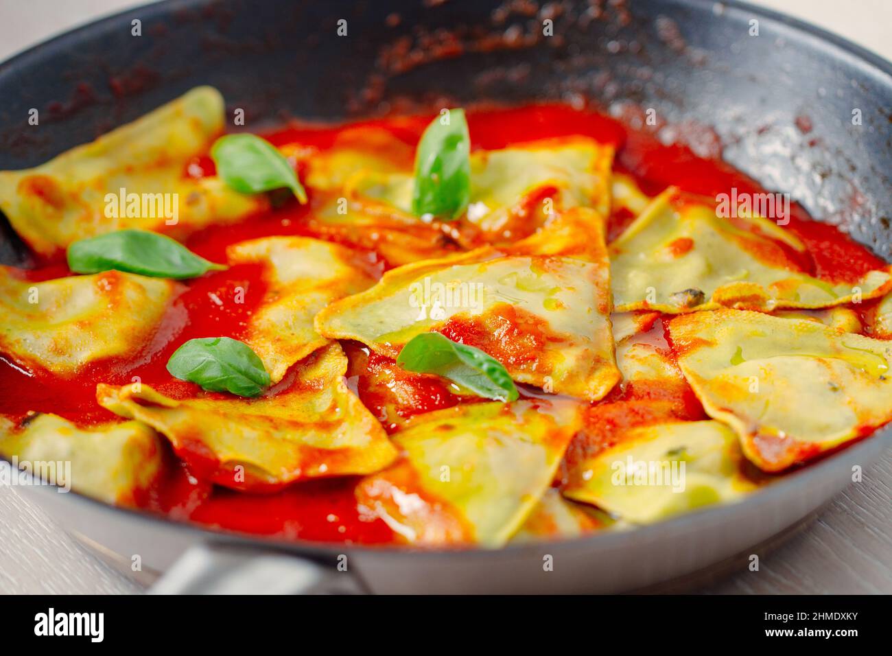 Ravioli Pasta con salsa di pomodoro, olive e basilico Foto Stock