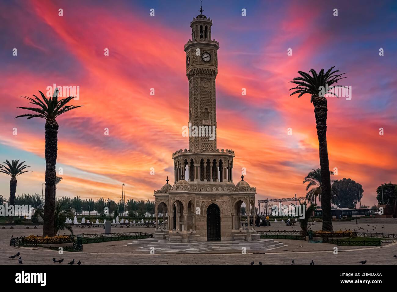 Torre dell'Orologio di Izmir in piazza Konak. Luogo famoso. Colori del tramonto Foto Stock