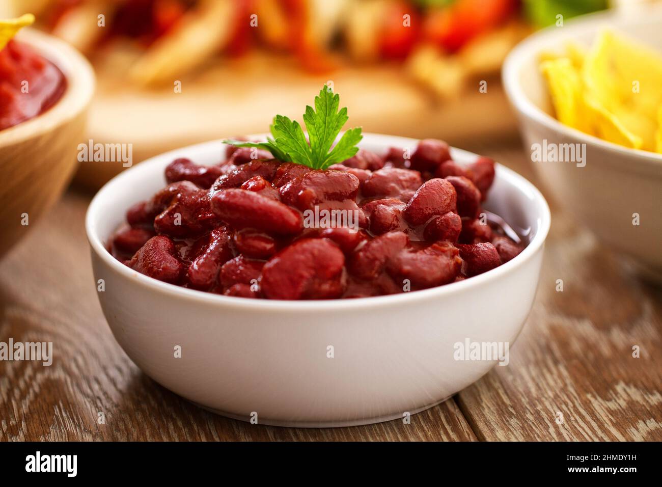 Peperoncino vegetariano con fagioli rossi su un piatto. Foto Stock
