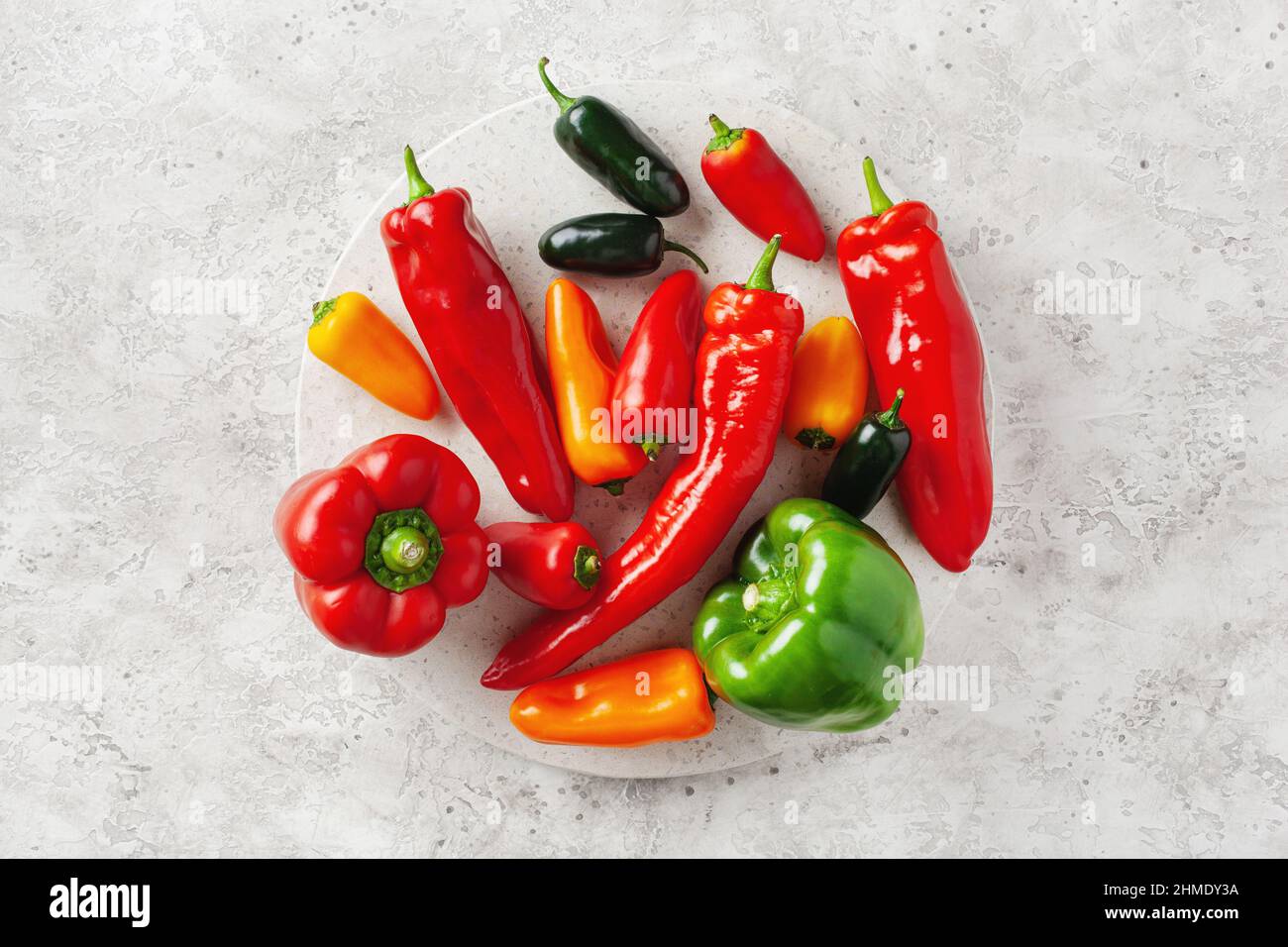 peperoni rossi verdi e gialli assortiti verdure chili habanero Foto Stock
