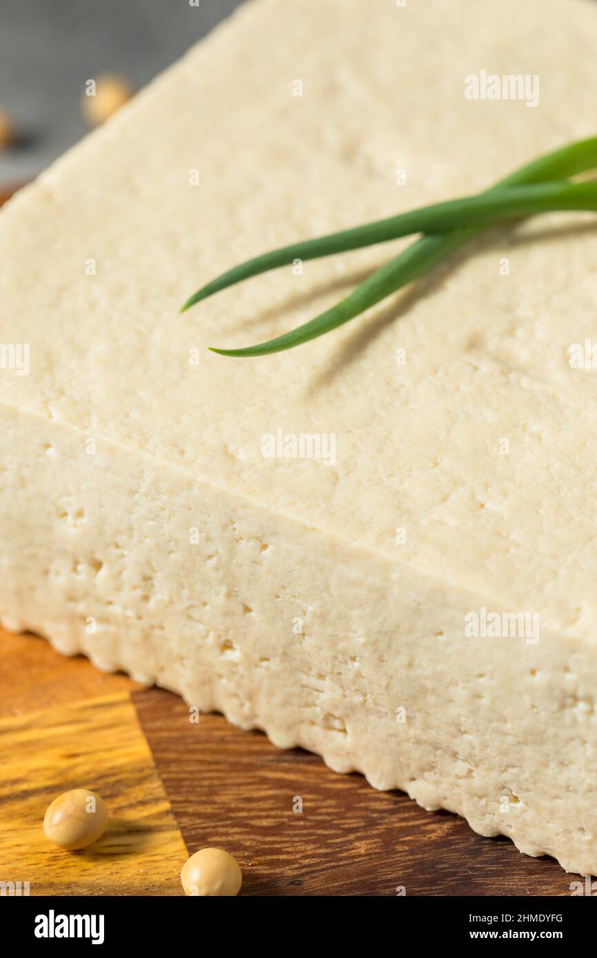 Bianco crudo organico Extra duro tofu fatto con fagioli di soia Foto Stock