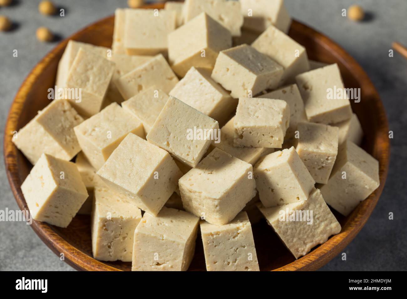 Bianco crudo organico Extra duro tofu fatto con fagioli di soia Foto Stock