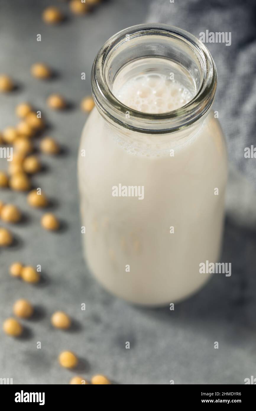 Latte di soia alternativo rinfrescante in una bottiglia Foto Stock