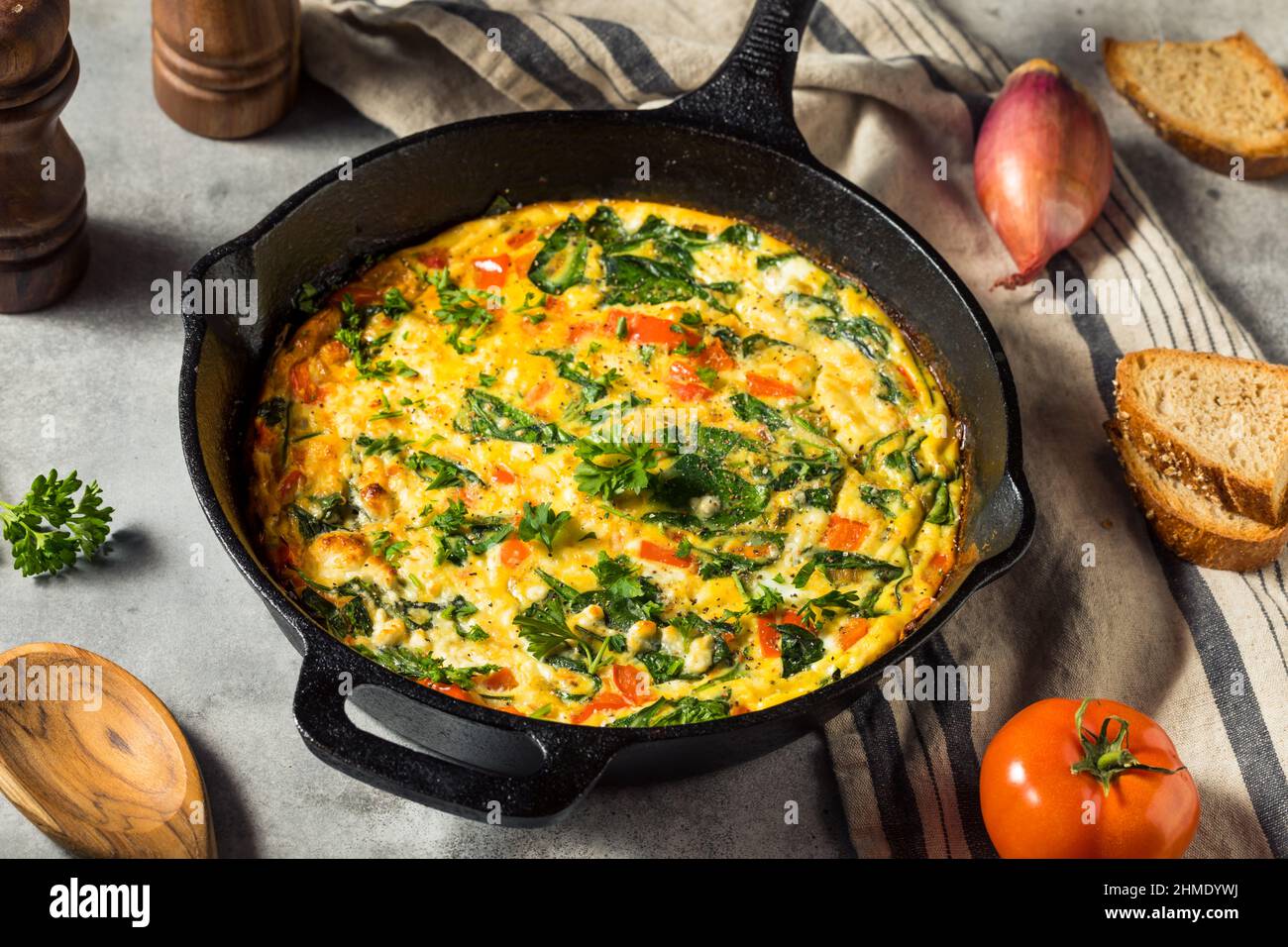 Frittata di uova e spinaci fatta in casa con Feta Foto Stock