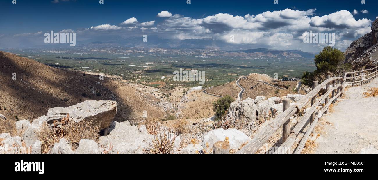 Splendido paesaggio sotto il cielo nuvoloso Foto Stock