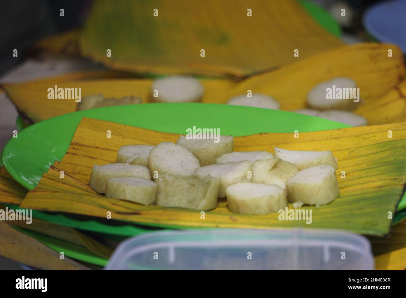 Torta di riso (indonesiana lo chiamano lontong) con sfondo naturale. Lontong è solitamente coperto con foglie di banana per ottenere un buon odore. Foto Stock