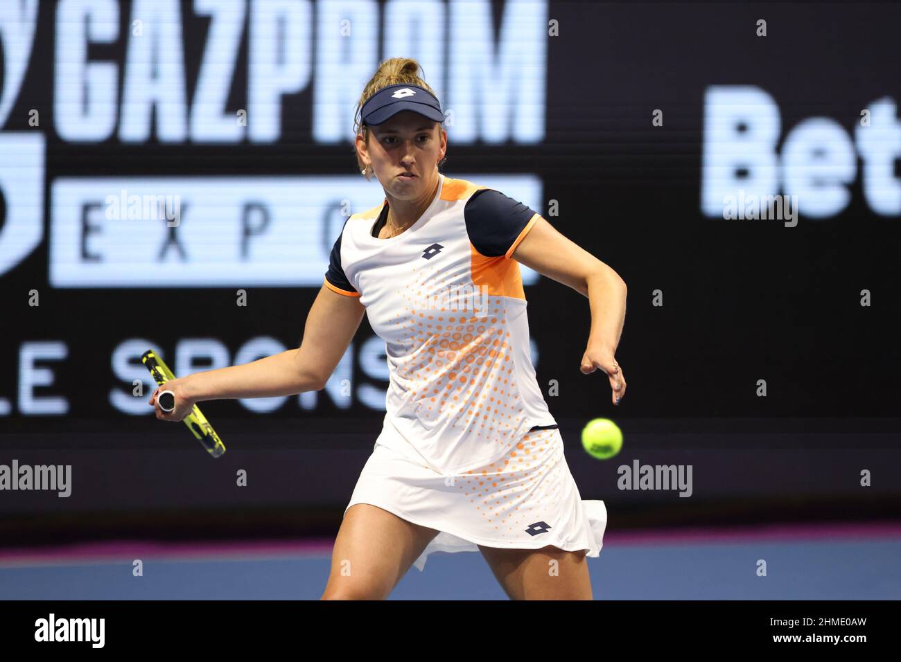 San Pietroburgo, Russia. 09th Feb 2022. Elise Mertens of Belgium gioca contro Petra Martic of Croatia durante il torneo di tennis St.Petersburg Ladies Trophy 2022.Punteggio finale: (Petra Martic 1-2 Elise Mertens). Credit: SOPA Images Limited/Alamy Live News Foto Stock