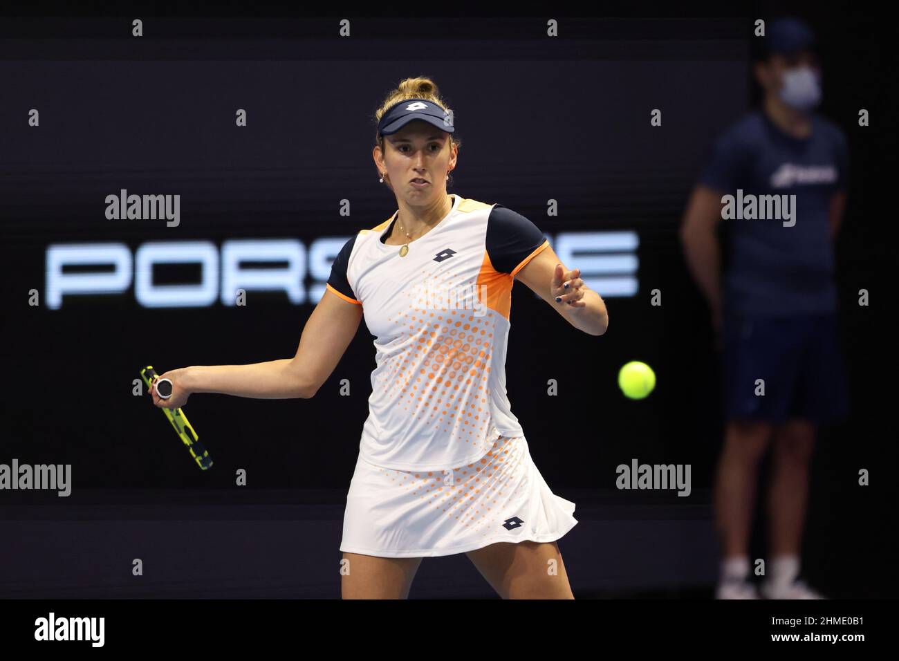 San Pietroburgo, Russia. 09th Feb 2022. Elise Mertens of Belgium gioca contro Petra Martic of Croatia durante il torneo di tennis St.Petersburg Ladies Trophy 2022.Punteggio finale: (Petra Martic 1-2 Elise Mertens). Credit: SOPA Images Limited/Alamy Live News Foto Stock