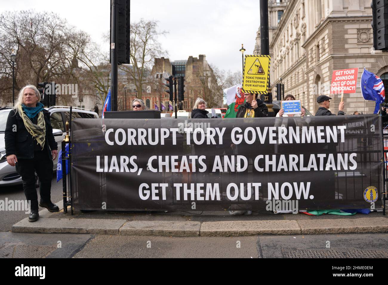 Londra, Regno Unito. 09th Feb 2022. Il banner del governo anti-Tory è visto esposto al di fuori delle Houses of Parliament a Londra, durante la manifestazione. I manifestanti anti anti del governo anti-Tory e anti-governanti riuniti a Westminster durante la settimana PMQ's (prime Minister's Questions) Credit: SOPA Images Limited/Alamy Live News Foto Stock