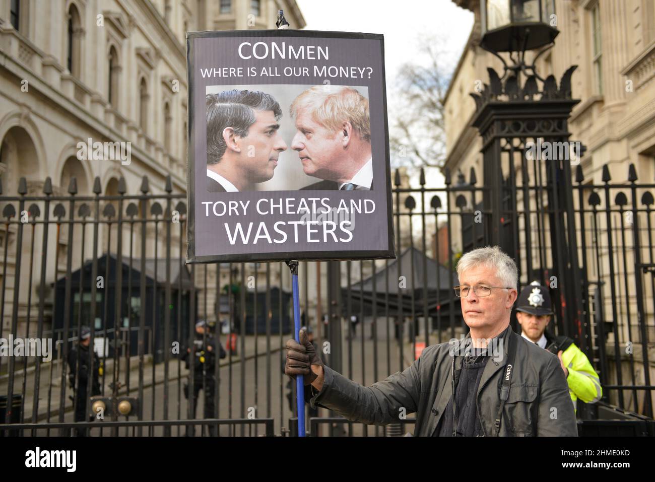 Londra, Regno Unito. 09th Feb 2022. Un manifestante ha visto tenere un cartello con le immagini di Boris Johnson e Rishi Sunak fuori Downing Street a Westminster, durante la dimostrazione.Anti Tory e anti dimostranti di governo riuniti a Westminster durante la settimana PMQ (prime Minister's Questions) (Foto di Thomas Krych/SOPA Images/Sipa USA) credito: Sipa USA/Alamy Live News Foto Stock