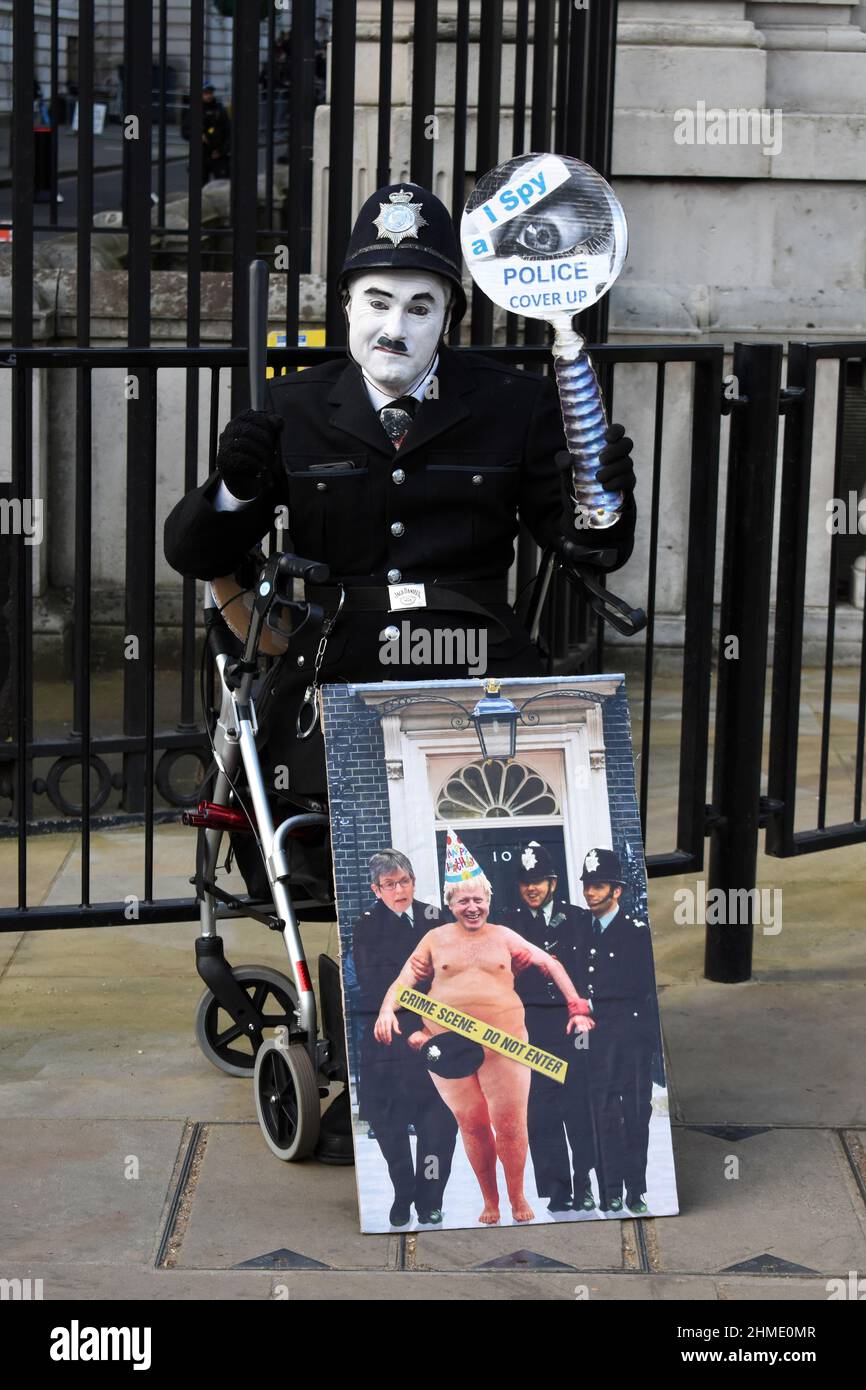 Londra, Regno Unito. 9th Feb 2022. Protesta al di fuori delle Camere del Parlamento come Boris Johnson appare al tempo delle interrogazioni del primo Ministro. Credit: JOHNNY ARMSTEAD/Alamy Live News Foto Stock