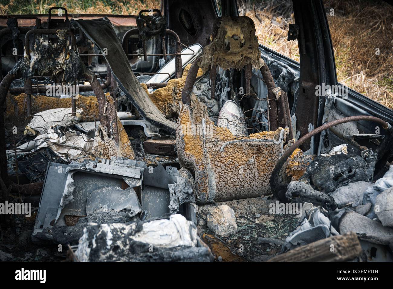Vetri rotti di un'auto abbandonata immagini e fotografie stock ad alta  risoluzione - Pagina 2 - Alamy