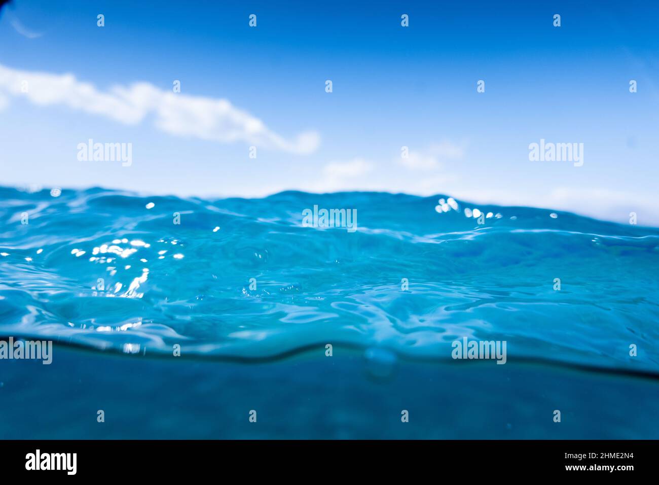 Acqua blu brillante dell'oceano contro il cielo Foto Stock