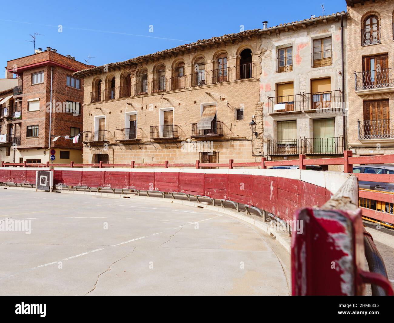 Vista su 'Plaza del Coso' o 'del Castillo' anello toro a Viana, navarra, Spagna Foto Stock