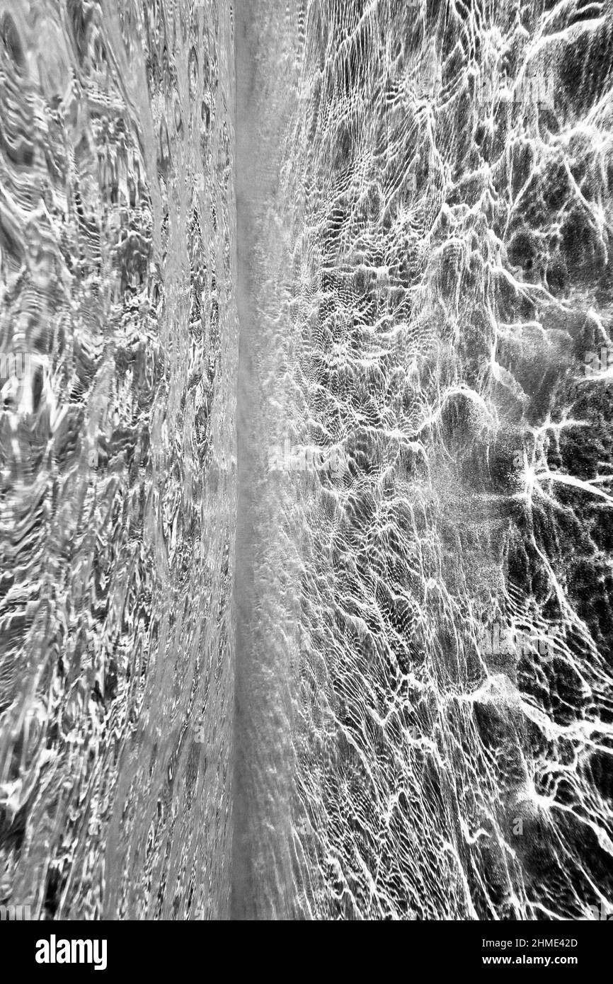 Motivi di texture da raggi di luce che si riflettono sotto l'acqua di mare trasparente Foto Stock