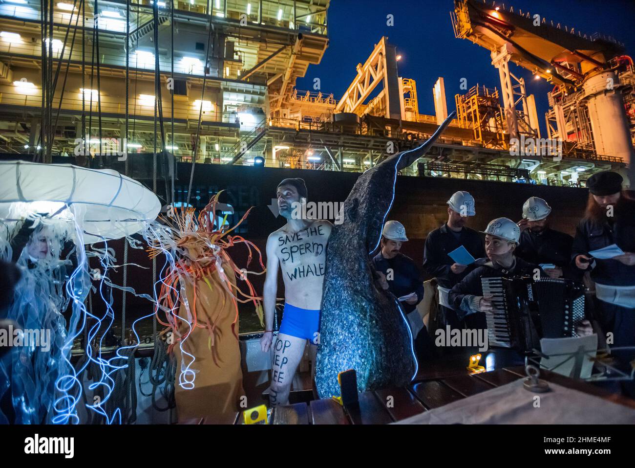 Le creature del mare profondo e un coro a bordo della Luciana e la nave mineraria 'Nascosto Gem' visto sullo sfondo, durante la dimostrazione. La protesta della Rebellion Oceano 'il mare profondo dice No' perché il mare profondo? I fondali marini profondi sono in gran parte inesplorati, molte aree hanno una vita marina unica (circa 10 milioni di forme di vita e la maggior parte sono scoperte) e molte aree sono importanti per la sopravvivenza di tutta la vita oceanica. L'estrazione in acque profonde in aree come la Clarion Clipperton Fracture zone (CCFZ) (Oceano Pacifico) distruggerà i fondali marini profondi e la vita che ne dipende, distruggendo coralli e spugne che hanno Foto Stock