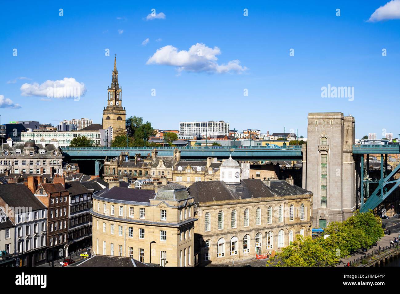 Vista di Newcastle upon Tyne con le torri di sostegno del ponte Tyne e la guglia della Chiesa di tutti i Santi Foto Stock