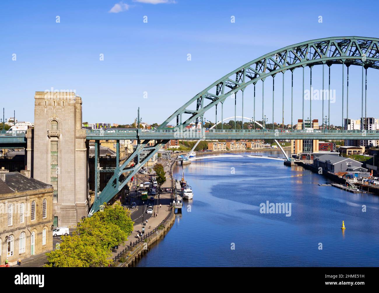 Primo piano del Tyne Bridge a Newcastle, che attraversa il fiume Tyne, con Gateshead Millennium Bridge sullo sfondo Foto Stock