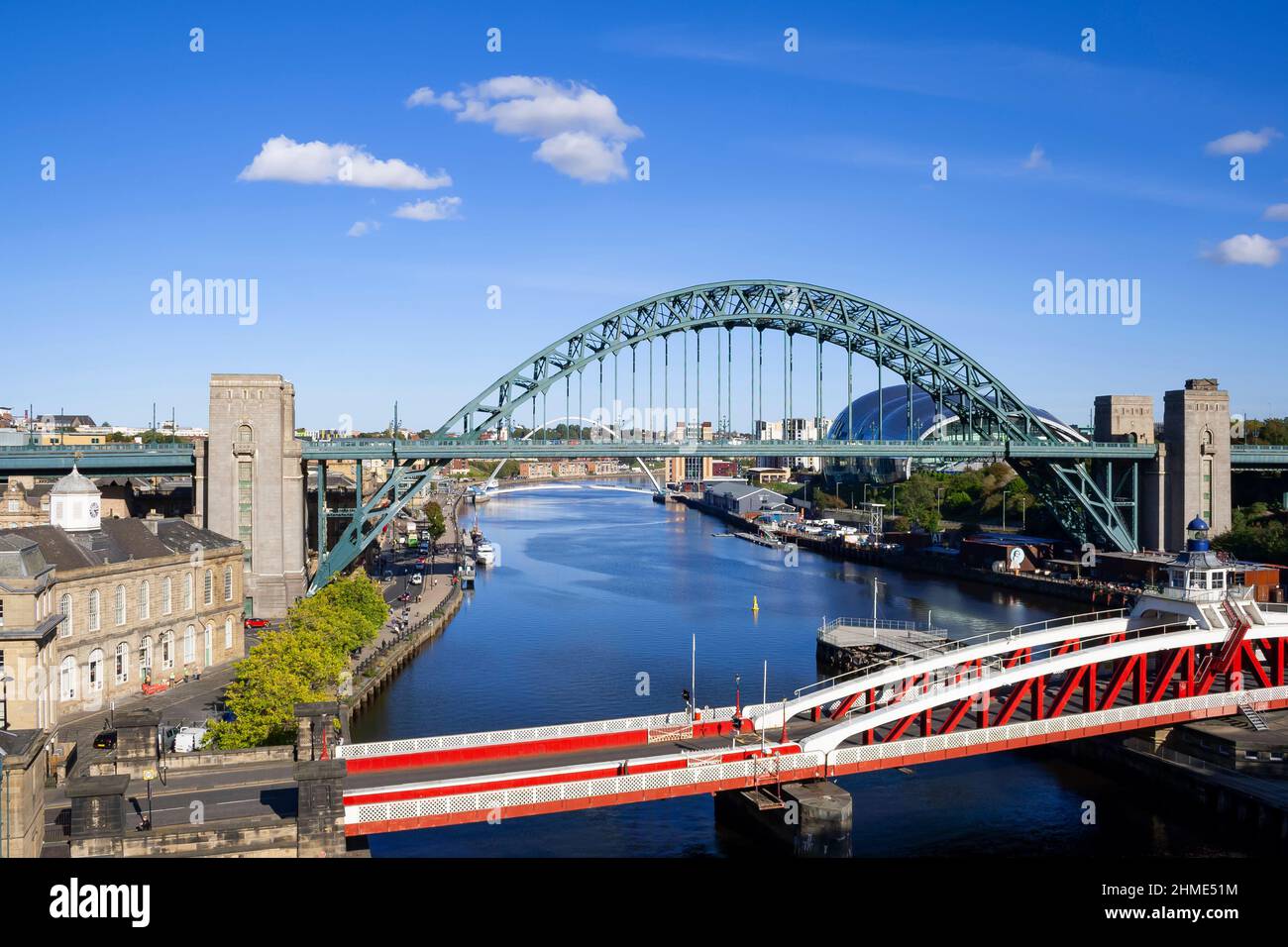 Vista dei famosi ponti di Newcastle che attraversano il fiume Tyne, con l'iconico edificio di Sage Gateshead sullo sfondo Foto Stock