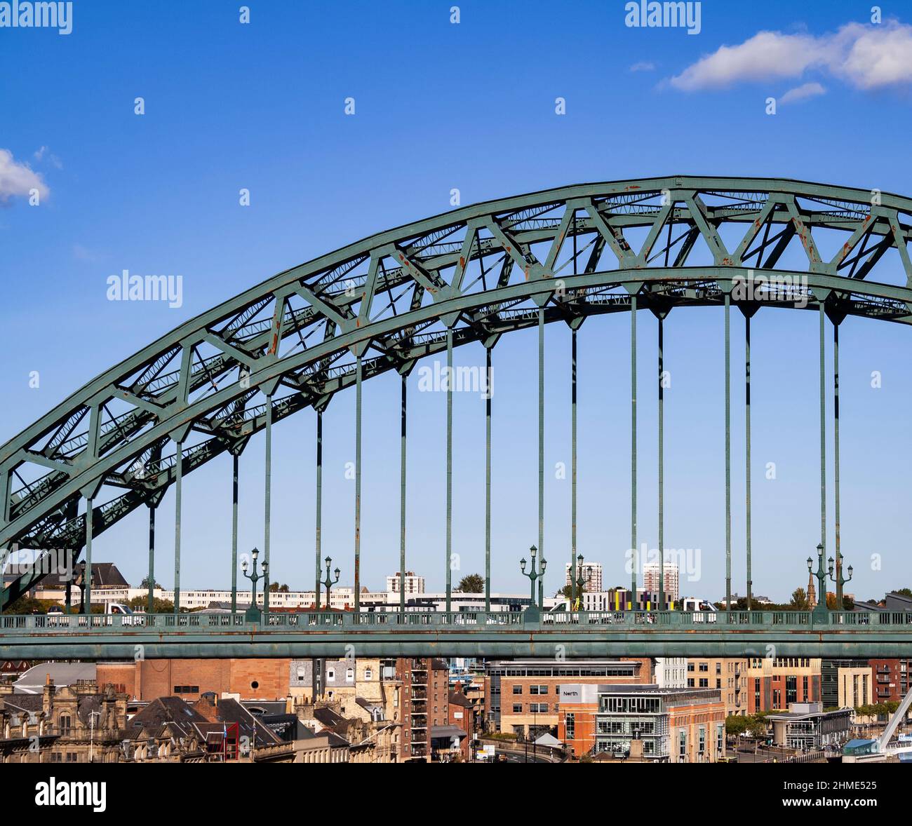 Primo piano del Tyne Bridge a Newcastle upon Tyne (Inghilterra), con vista sulla banchina di Newcastle in una giornata di sole Foto Stock