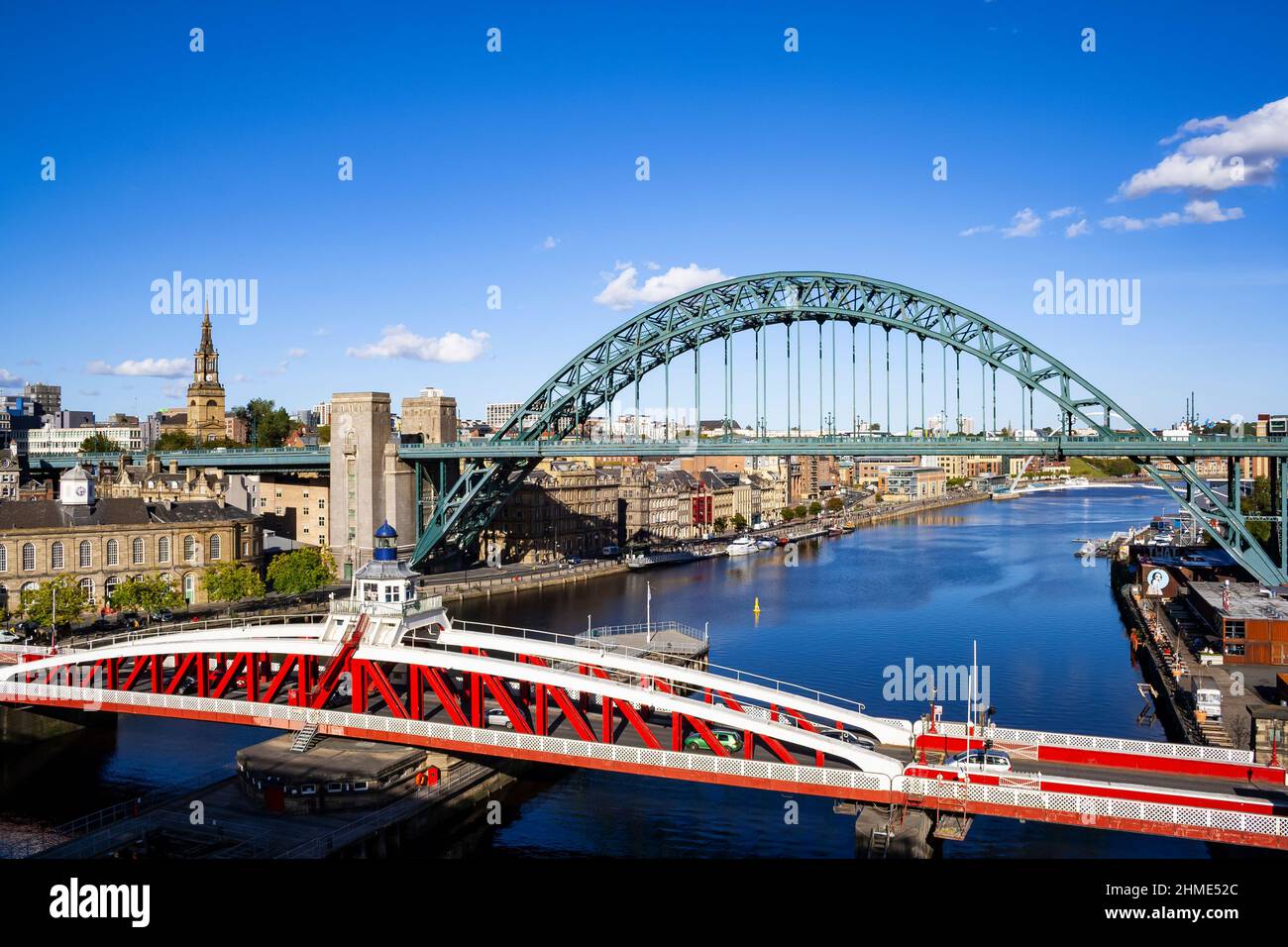 Vista della banchina di Newcastle con il Ponte Swing e il Ponte Tyne che attraversa il fiume Tyne Foto Stock