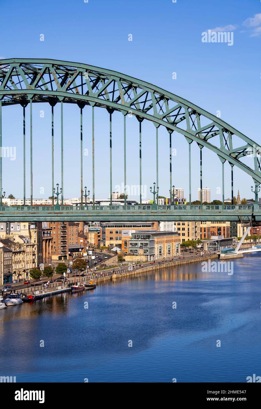 Primo piano del Tyne Bridge a Newcastle upon Tyne (Inghilterra), con vista sulla banchina di Newcastle e sul fiume Tyne Foto Stock
