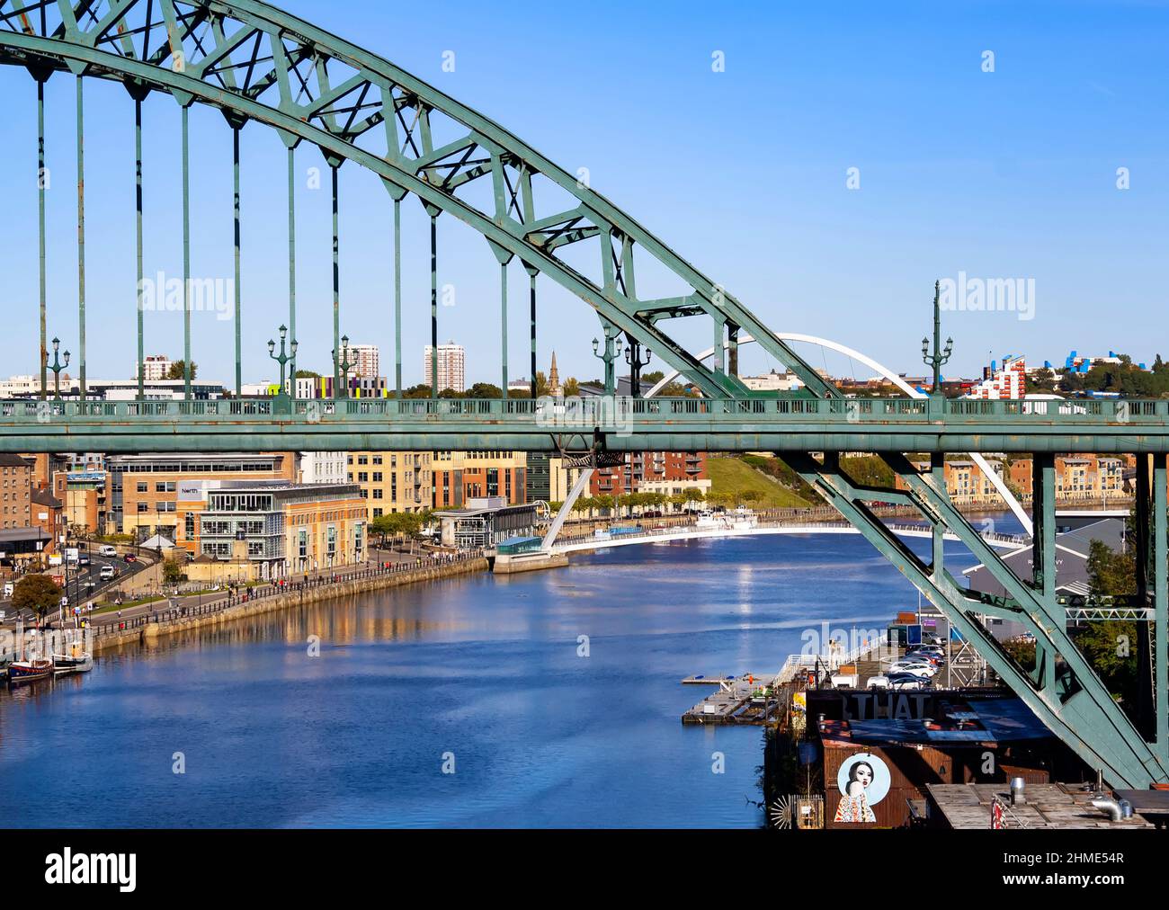 Primo piano del Tyne Bridge a Newcastle upon Tyne (Inghilterra), con vista sulla banchina di Newcastle e sul Gateshead Millennium Bridge Foto Stock