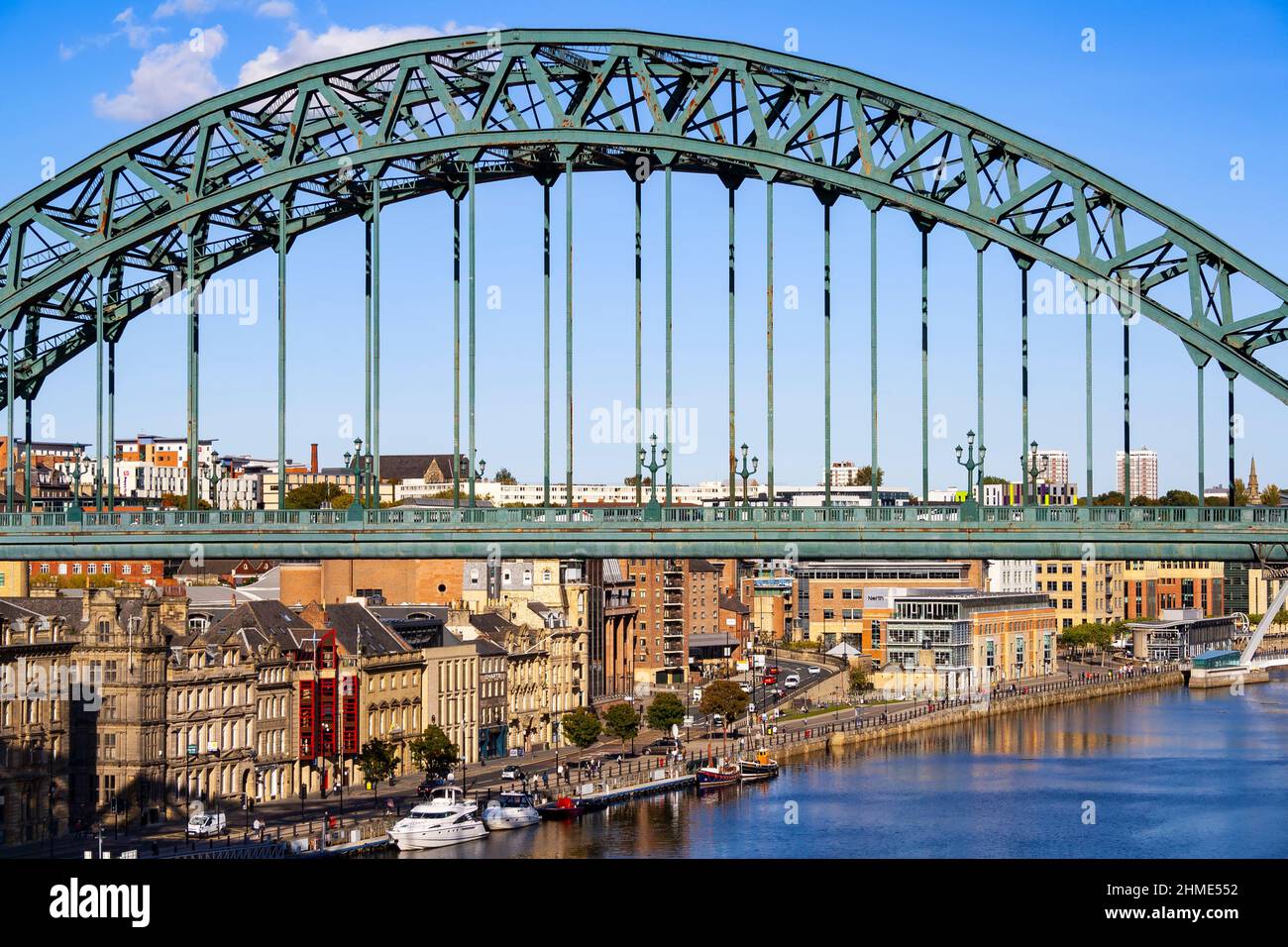 Primo piano del Tyne Bridge a Newcastle upon Tyne (Inghilterra), con vista sulla banchina di Newcastle Foto Stock