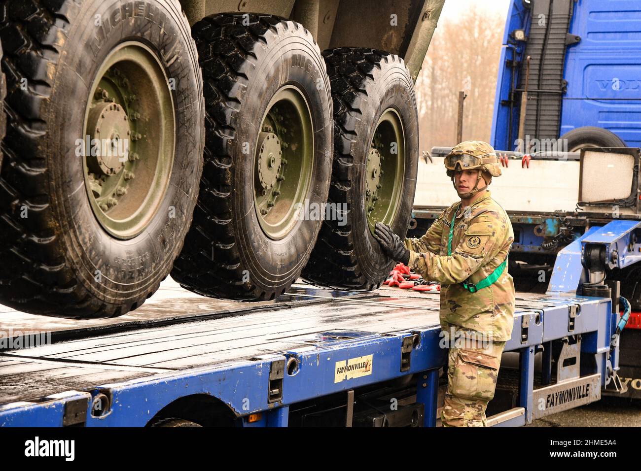 Vilseck, Germania. 09th Feb 2022. Soldati assegnati a 2nd Cavalry Regiment preparare Strykers veicoli per dispiegare da Rose Barracks, Vilseck, Germania, il 8 febbraio 2022, Per la Romania come parte della missione di rafforzamento a sostegno dei nostri alleati e partner della NATO. Il 2Cr aumenterà gli oltre 900 dipendenti statunitensi già in Romania che sono lì a sostegno della risoluzione atlantica. Questa mossa è volta a rispondere all'attuale contesto di sicurezza e a rafforzare la posizione dissuasiva e difensiva sul fianco orientale della NATO. Foto di CPL. Austin Riel/U.S.A. Army/UPI Credit: UPI/Alamy Live News Foto Stock