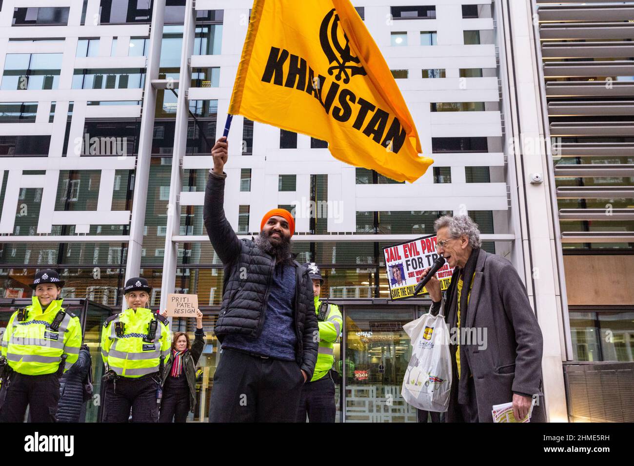Londra, Regno Unito. 09th Feb 2022. I manifestanti, tra cui Piers Corbyn, si trasferono dal Parlamento al Ministero degli interni per chiedere le dimissioni di Priti Patel. Credit: Imagplotter/Alamy Live News Foto Stock