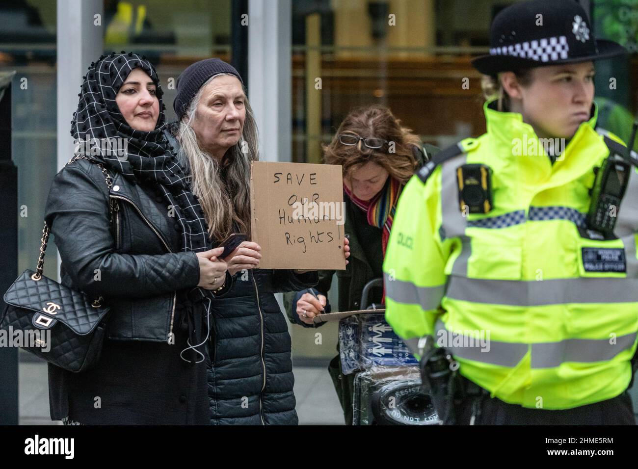 Londra, Regno Unito. 09th Feb 2022. I manifestanti, tra cui Piers Corbyn, si trasferono dal Parlamento al Ministero degli interni per chiedere le dimissioni di Priti Patel. Credit: Imagplotter/Alamy Live News Foto Stock