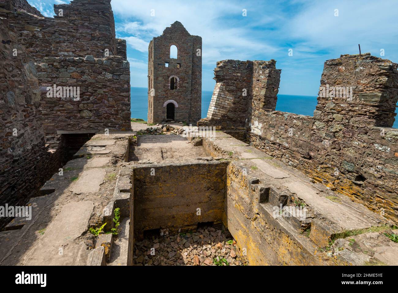 Reliquia dell'industria mineraria di stagno della Cornovaglia su una scogliera della costa nord della Cornovaglia in estate, con stato dell'UNESCO Patrimonio Mondiale dell'Umanità di costruzione di mattoni e RU Foto Stock