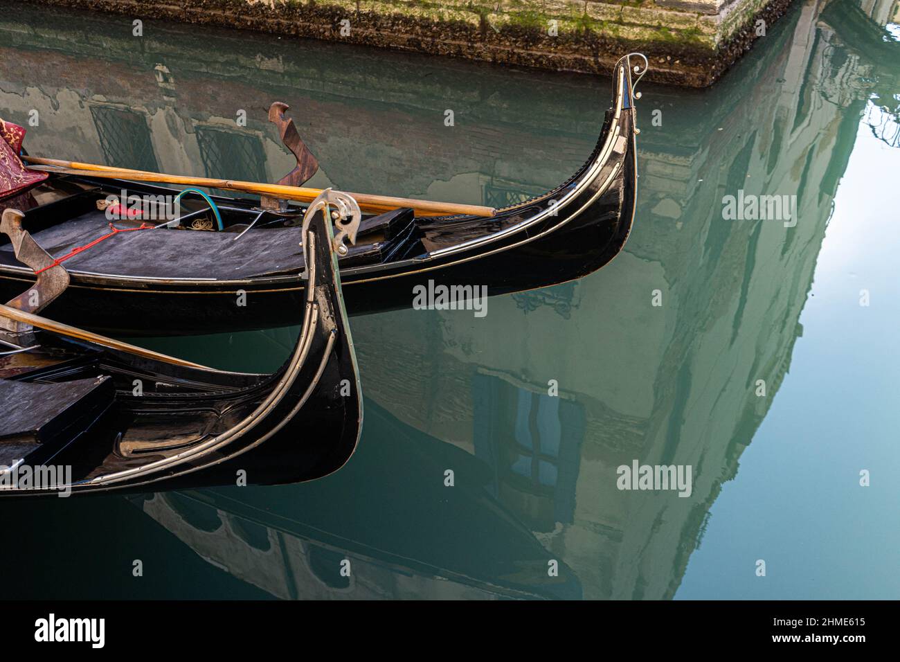 Dettaglio su una poppa di gondola veneziana ormeggiata a Venezia. Foto Stock