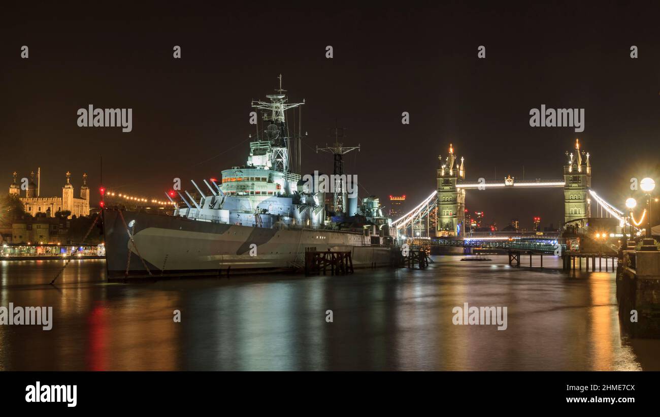 Foto notturna delle icone di Londra - Torre di Londra, HMS Belfast e Tower Bridge Foto Stock