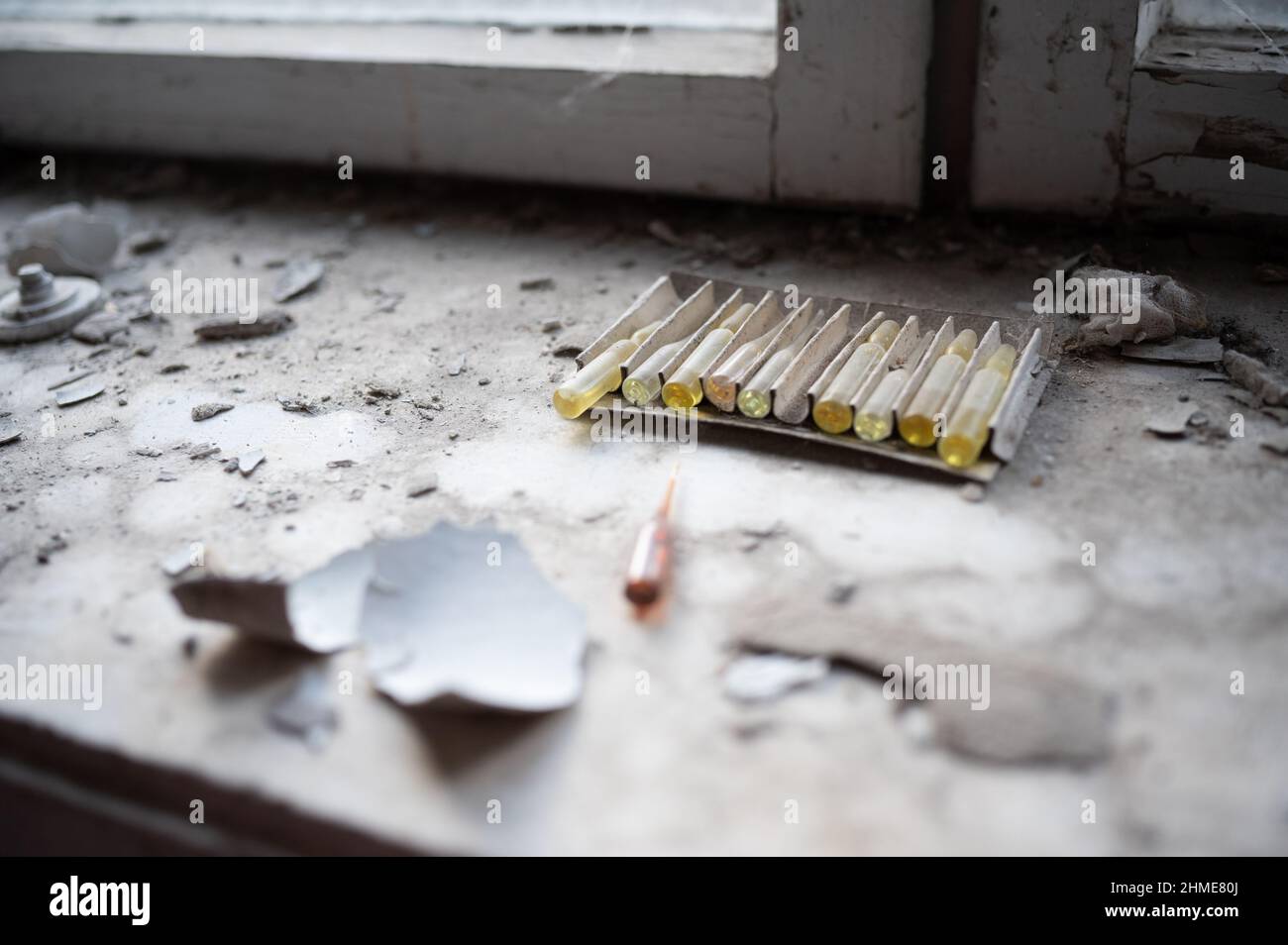 Nell'ospedale di Pripyat, in Ucraina, vicino alla centrale nucleare di Chernobyl, continua a decadere un vasto assortimento di medicinali, mobili e attrezzature mediche. Foto Stock