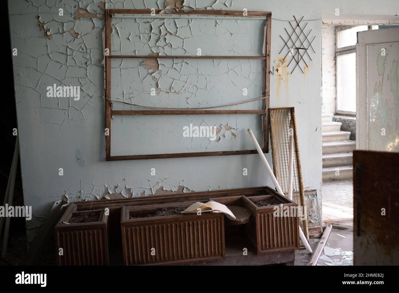 Nell'ospedale di Pripyat, in Ucraina, vicino alla centrale nucleare di Chernobyl, continua a decadere un vasto assortimento di medicinali, mobili e attrezzature mediche. Foto Stock