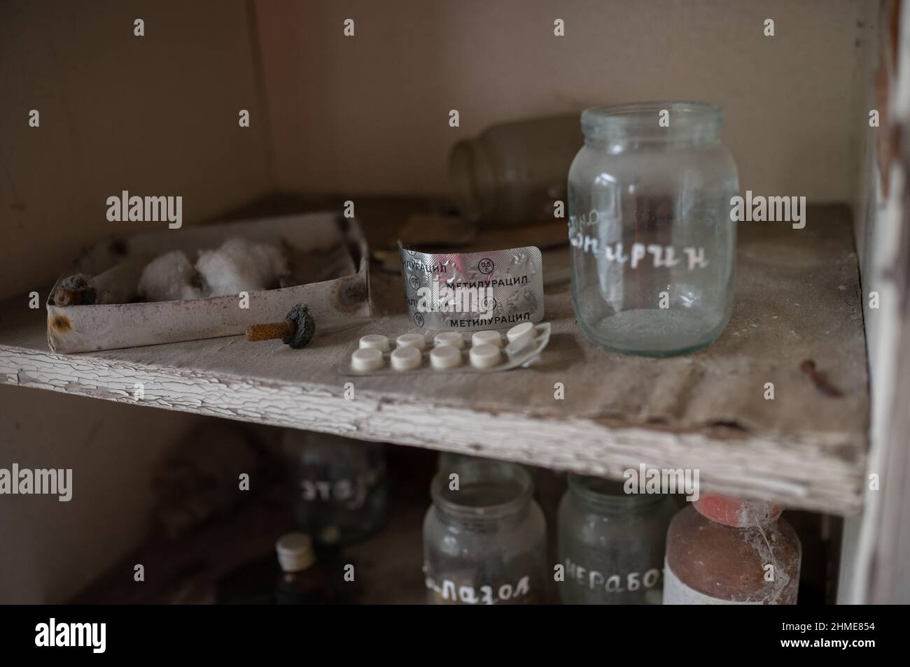 Nell'ospedale di Pripyat, in Ucraina, vicino alla centrale nucleare di Chernobyl, continua a decadere un vasto assortimento di medicinali, mobili e attrezzature mediche. Foto Stock