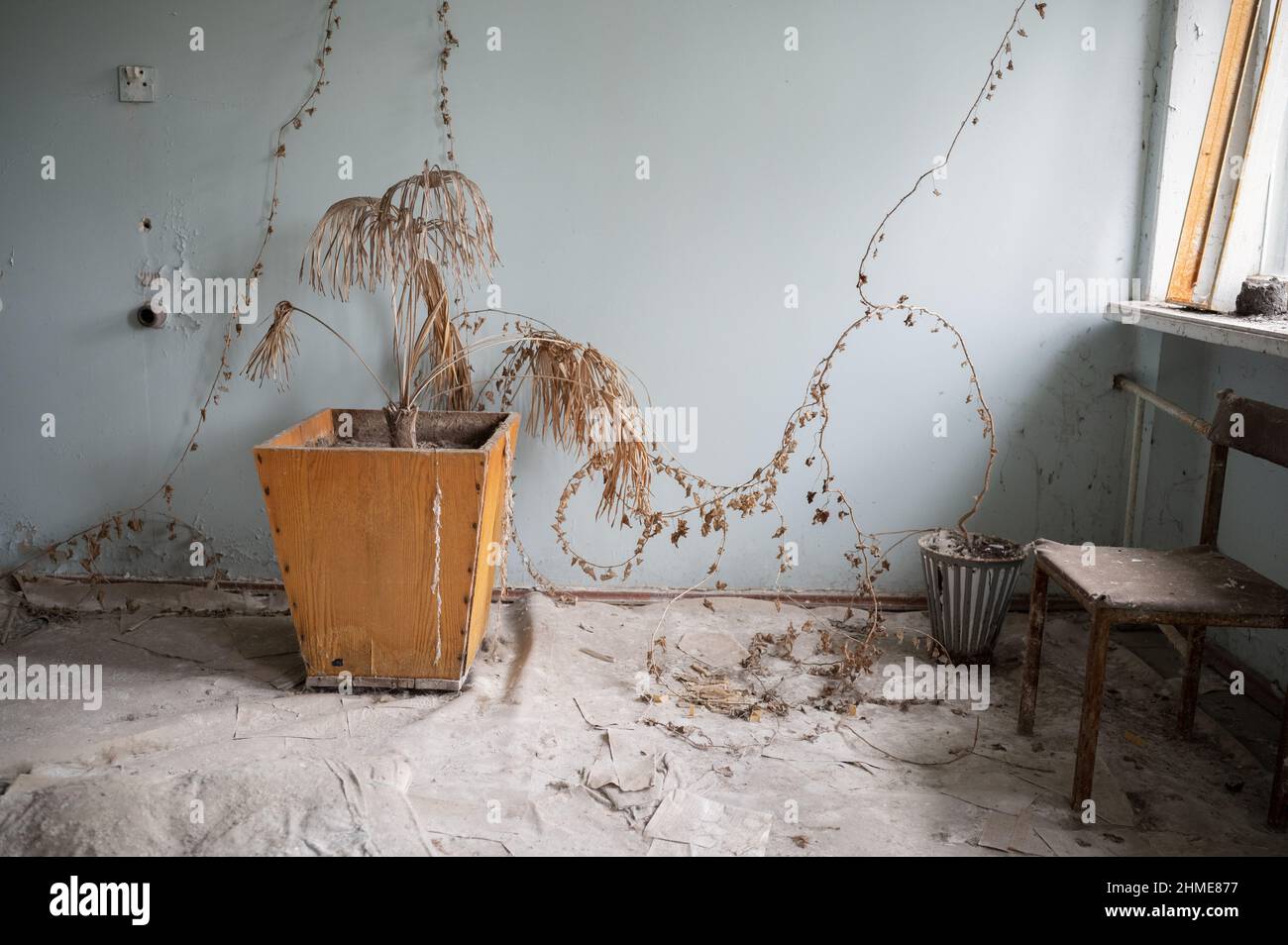 Una sala d'attesa decadente nell'ospedale di Pripyat, Ucraina, vicino alla centrale nucleare di Chernobyl. Foto Stock