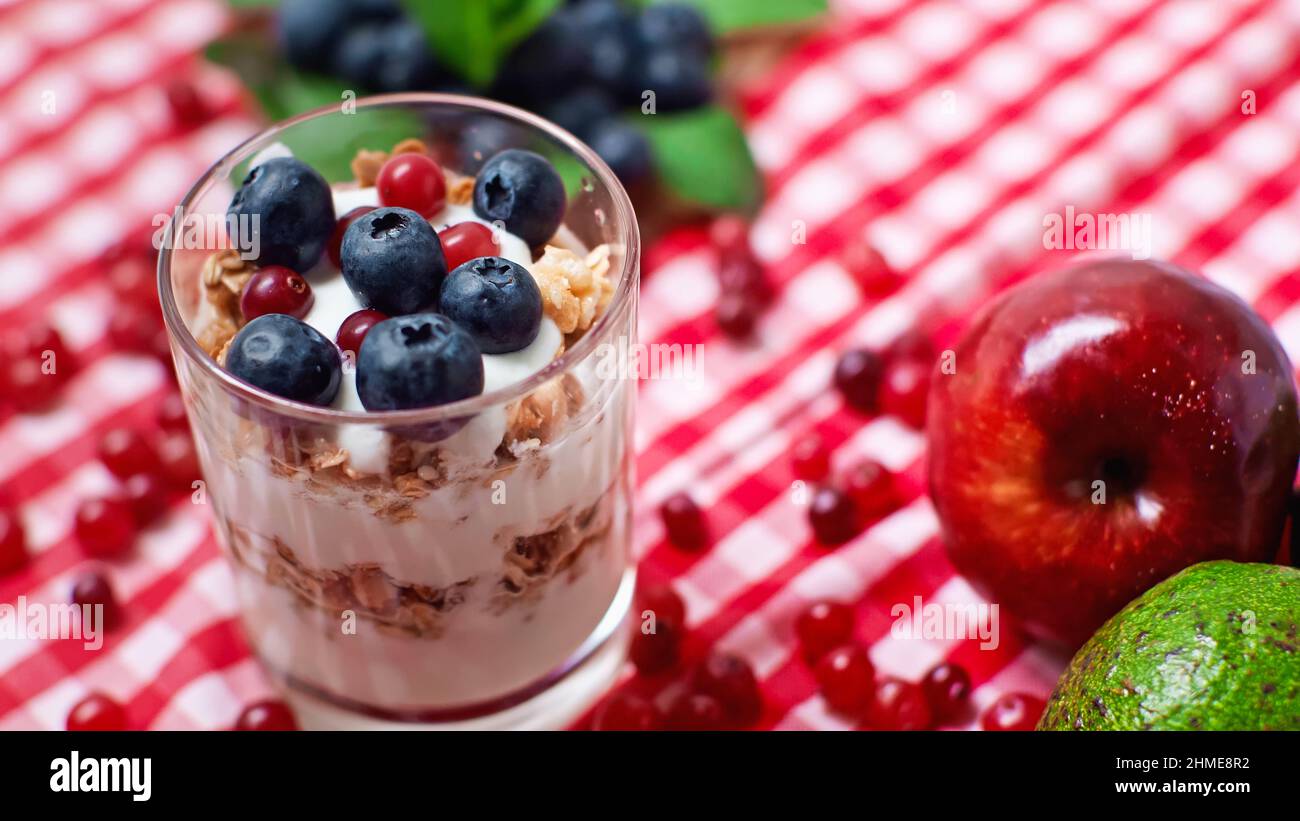 strati di yogurt e granola croccante con bacche sopra Foto Stock