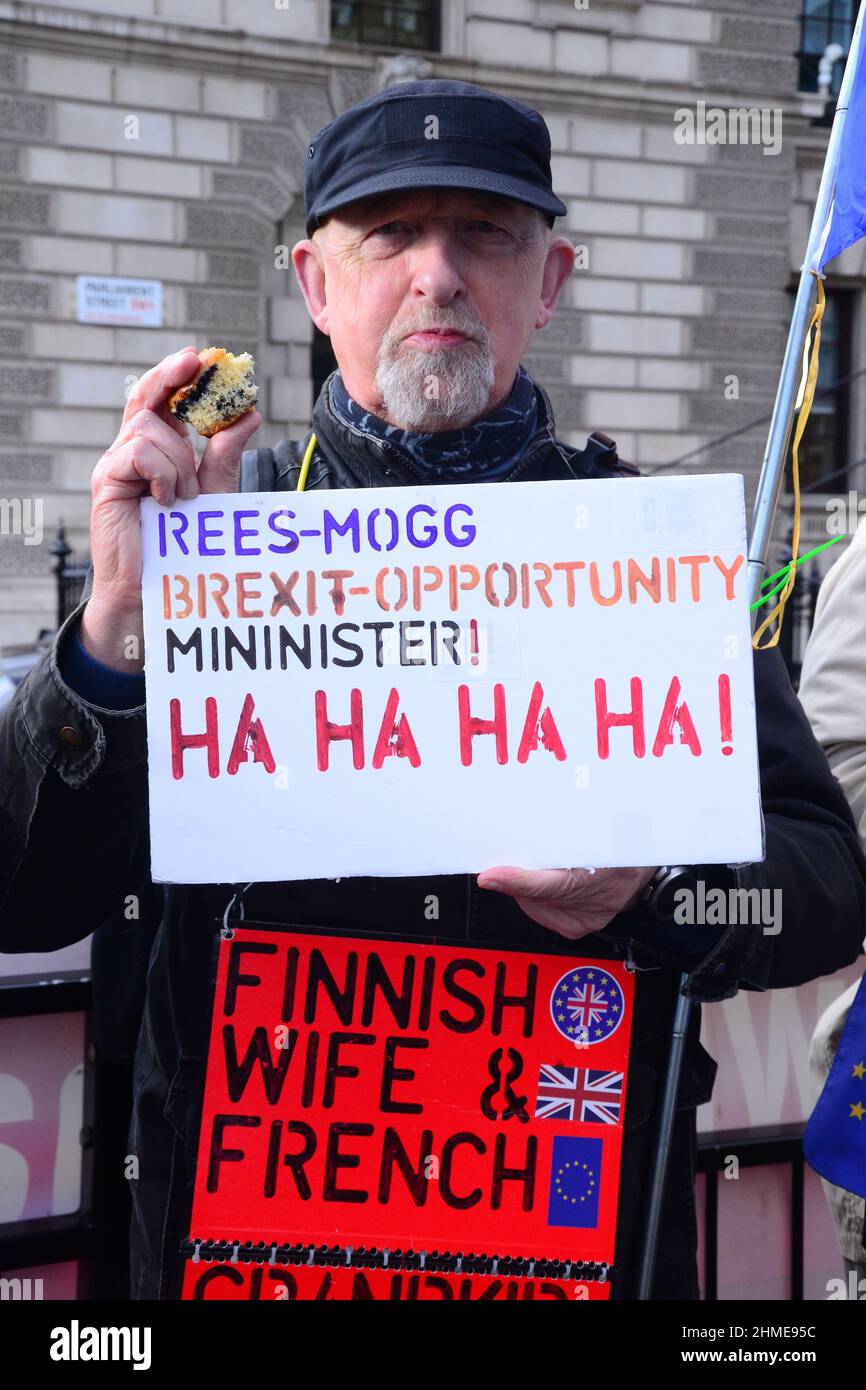 Londra, Regno Unito, 9th febbraio, 2022. Un manifestante anti della brexit ha un cartello che rende divertente la nuova posizione di Rees Mogg come Ministro per le opportunità della Brexit come parte di una protesta di fronte alla Camera dei Comuni. Foto Stock