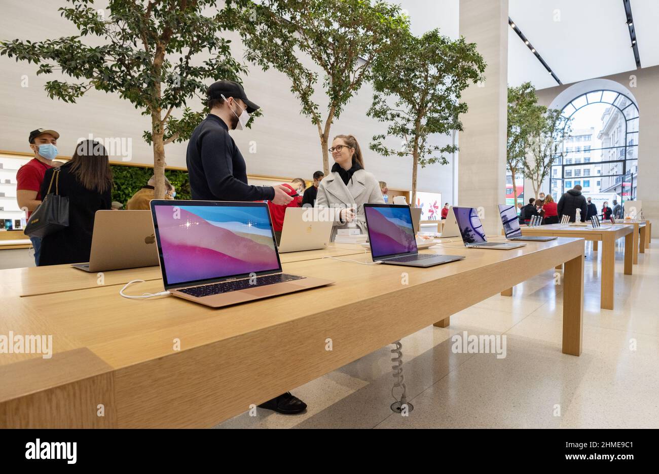 Apple Store interni; persone che acquistano computer Apple nel Regent Street Apple Store Londra UK Foto Stock