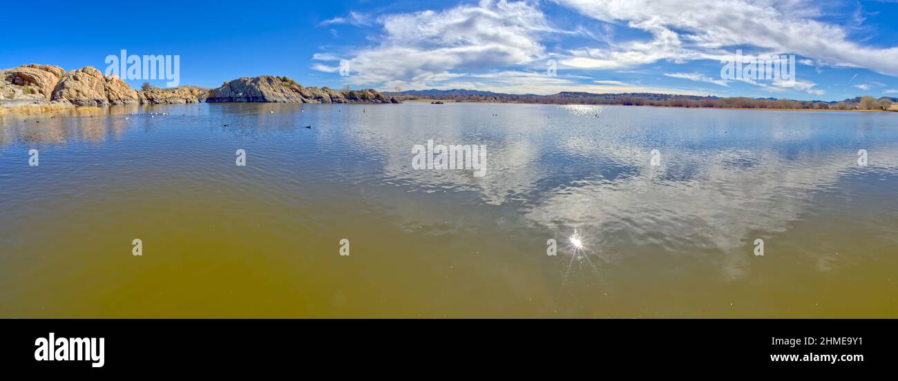 Vista panoramica del lago Willow dal molo per imbarcazioni sul lato nord. Prescott Arizona. Foto Stock