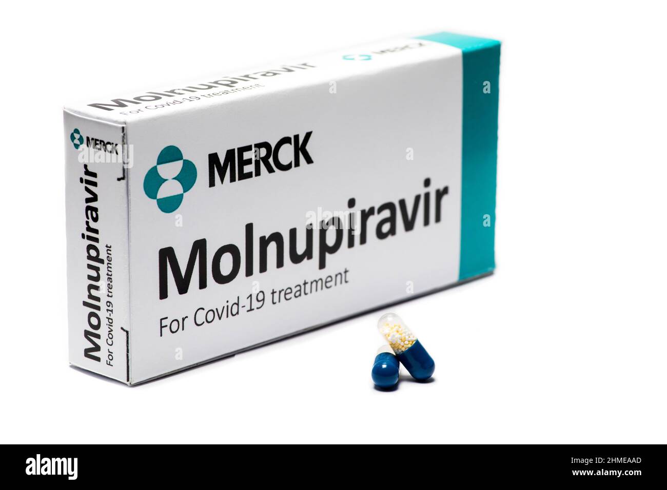 Bucarest, Romania - 2 febbraio 2022: Immagine illustrativa del concetto editoriale della pillola antivirale orale Molnupiravir sviluppato da Merck. Virus corona Foto Stock