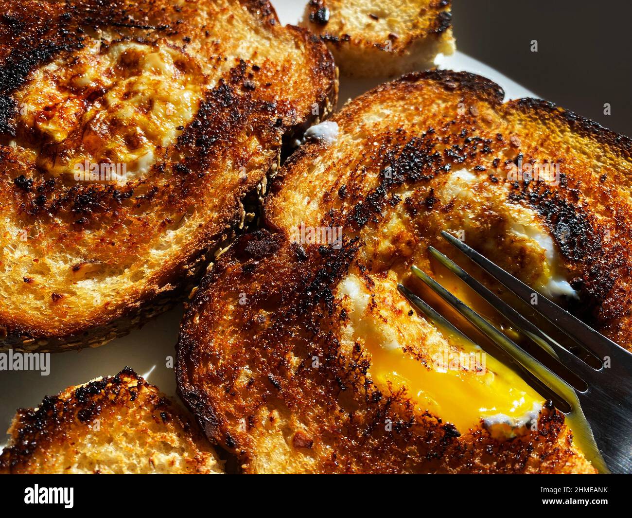 Uovo nel cestino, colazione di uova e toast Foto Stock