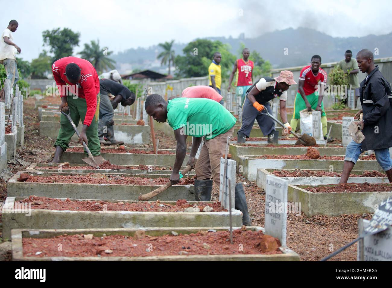 Un cimitero è in tendenza a Freetown, capitale della Sierra Leone, dove sono state sepolte le vittime della crisi Ebola del 2015. Foto Stock