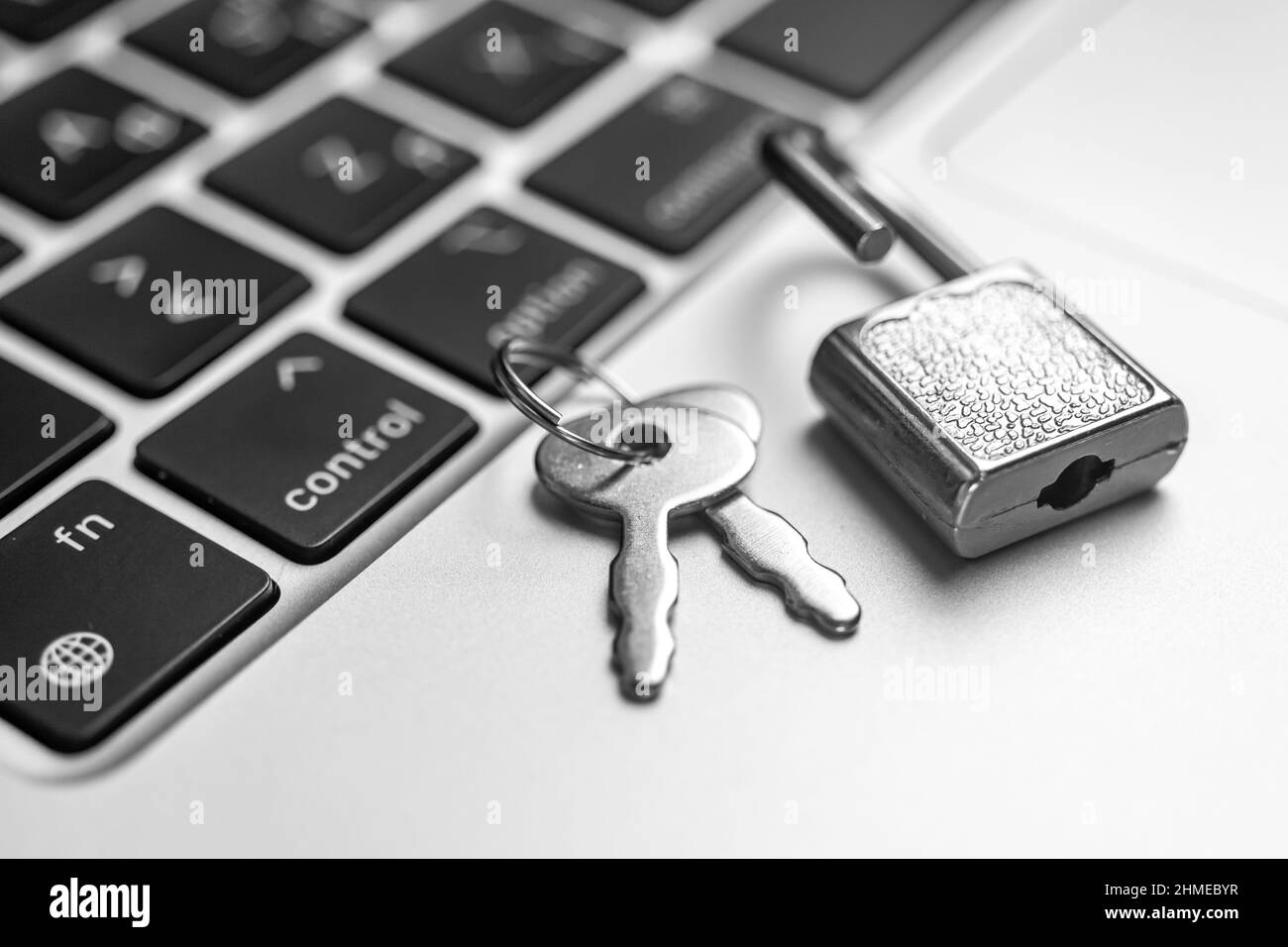 Concetto di sicurezza informatica. Lucchetto sulla tastiera del computer, computer portatile in ufficio. Sicurezza informatica e background sulla privacy Foto Stock