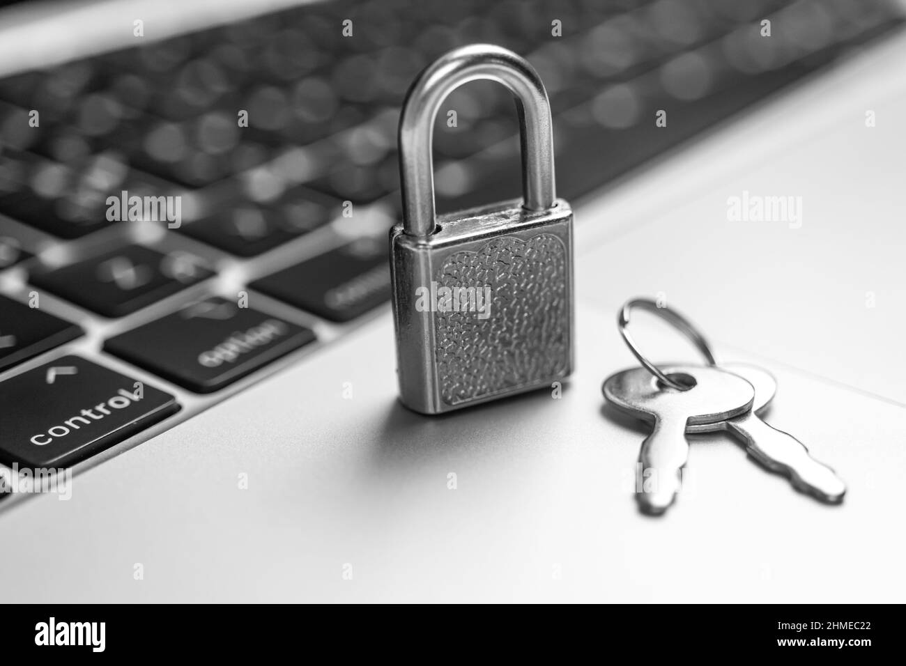 Concetto di sicurezza informatica. Lucchetto con tasti sulla tastiera del computer, computer portatile in ufficio. Sicurezza informatica e background sulla privacy Foto Stock