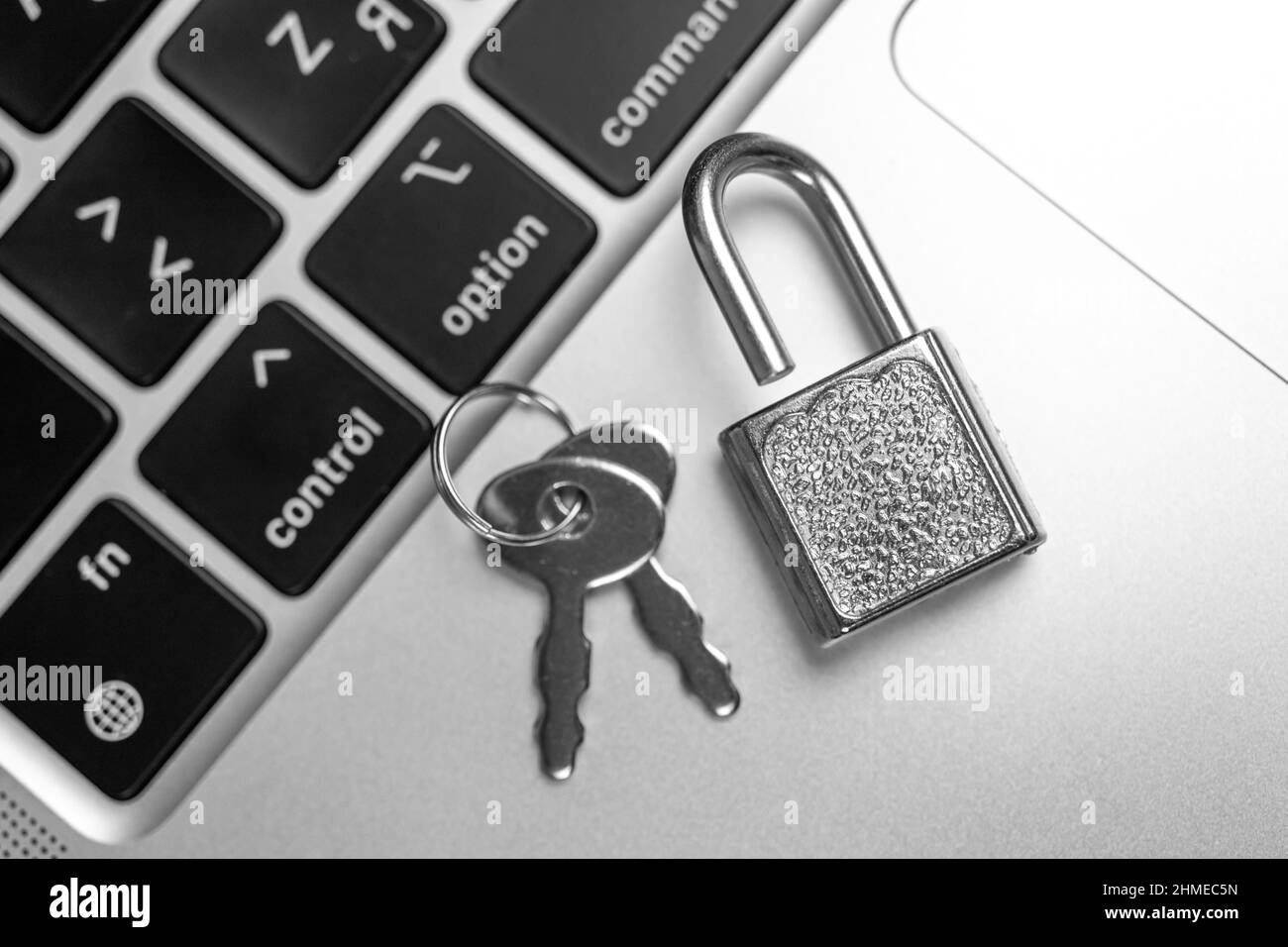 Concetto di sicurezza informatica. Lucchetto sulla tastiera del computer, computer portatile in ufficio. Sicurezza informatica e background sulla privacy Foto Stock