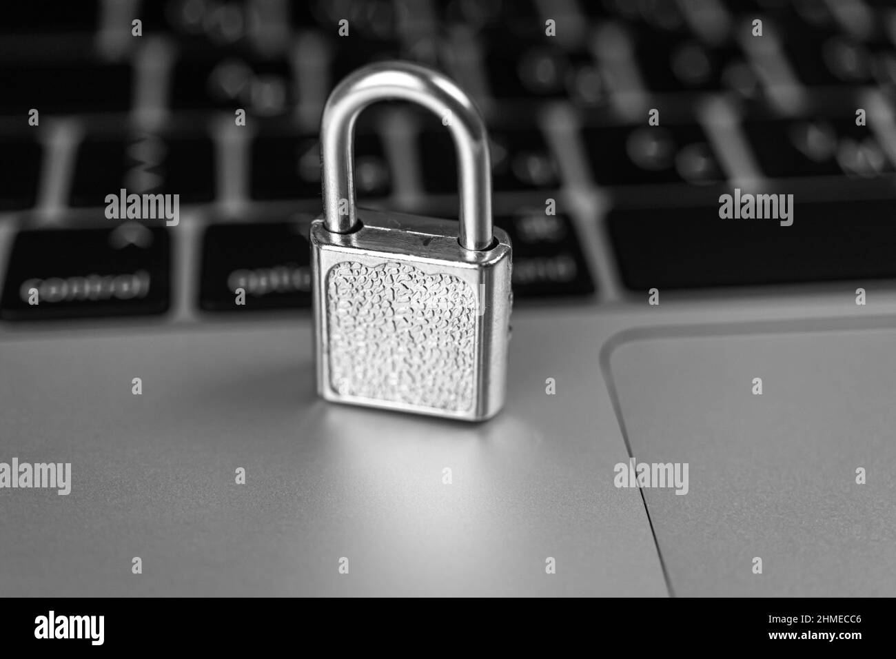 Concetto di sicurezza informatica. Lucchetto sulla tastiera del computer, computer portatile in ufficio. Sicurezza informatica e background sulla privacy Foto Stock