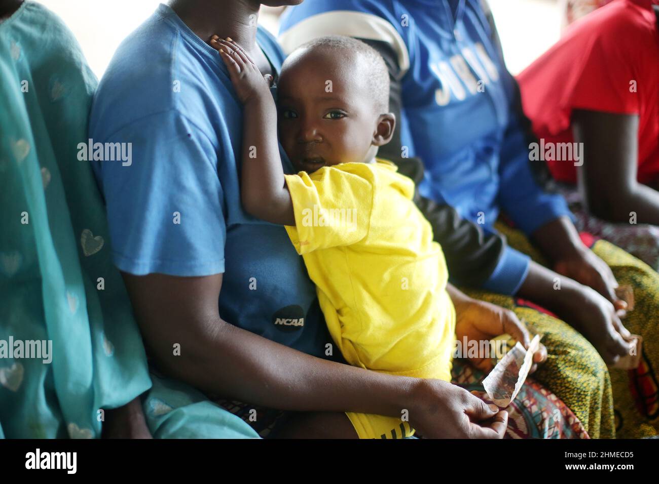 Le persone si riuniscono in una banca comunitaria in Sierra Leone per depositare e risparmiare denaro. Foto Stock